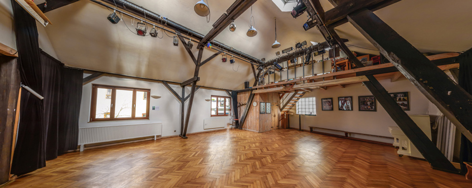 80 m² großer Gruppenraum mit 5 m Deckenhöhe in Bremen