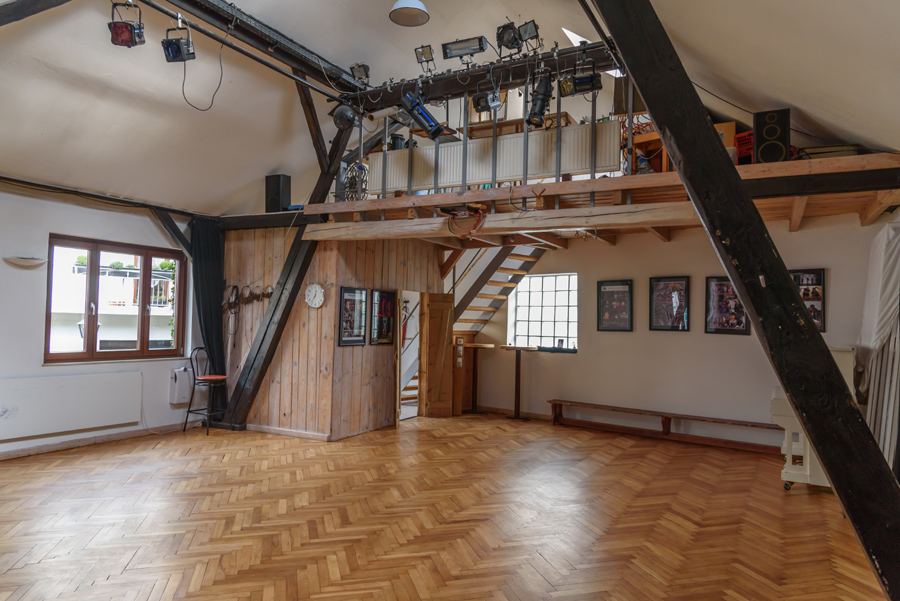 Seminarraum in Bremen: Blick in den Saal mit Galerie und Zugang zur Teeküche