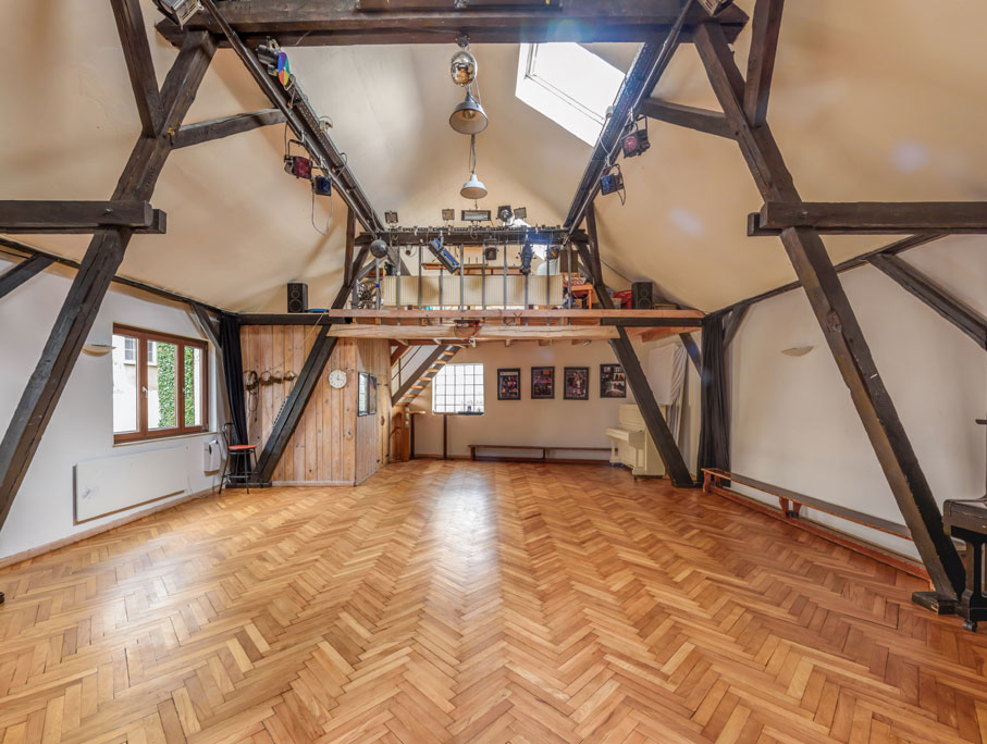 Heller Gruppenraum mit Parkettboden in Bremen