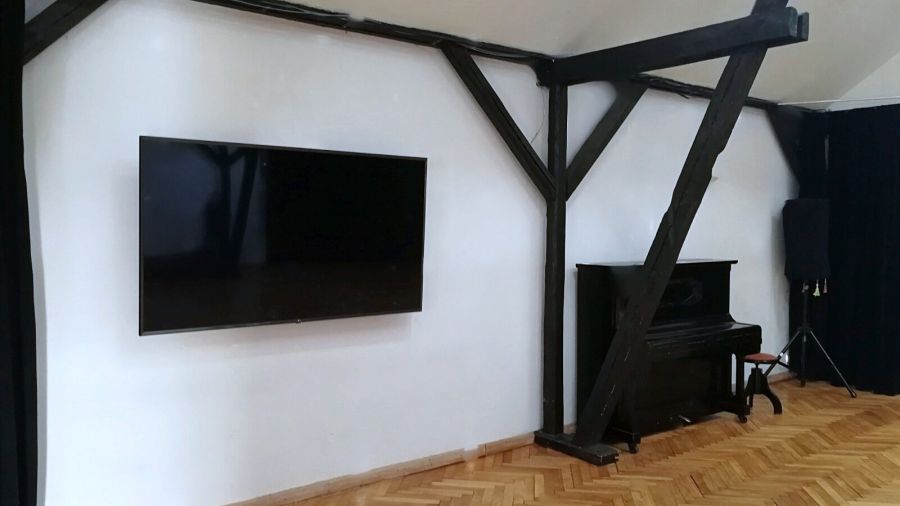 Gruppenraum in Bremen mit 75-Zoll-Bildschirm, Klavier und Fachwerkbalken