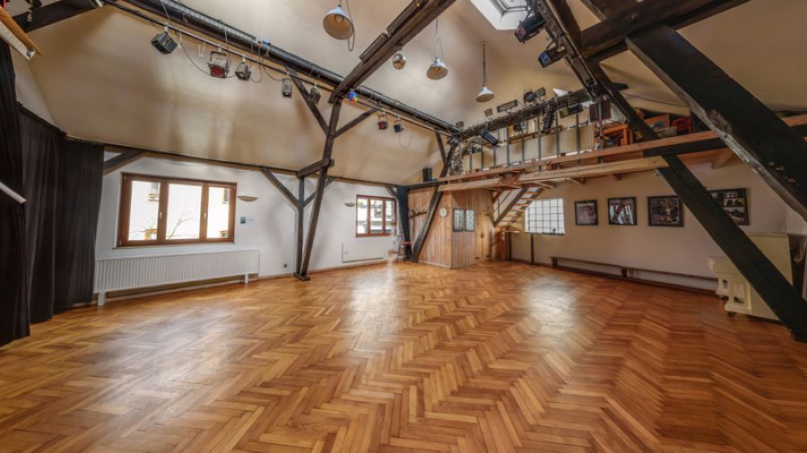 Gruppenraum mit Tageslicht und Parkettboden