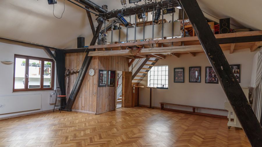 Eingangsbereich mit Treppe zur Teeküche