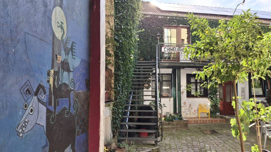 Eingang über den Hinterhof der Feldstraße 103 in Bremen mit Wandbild der Bremer Stadtmusikanten